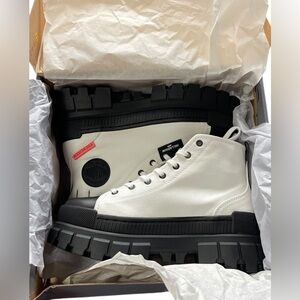 Palladium Revolt Hi TX Round Toe Hiking Boots